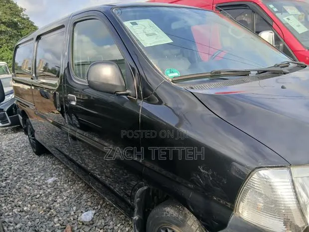 Toyota HiAce 2010 Green · Photo 1
