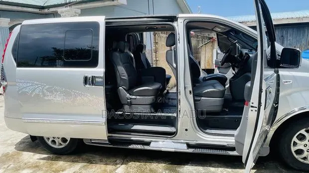 Hyundai Starex 2017 Silver · Photo 1