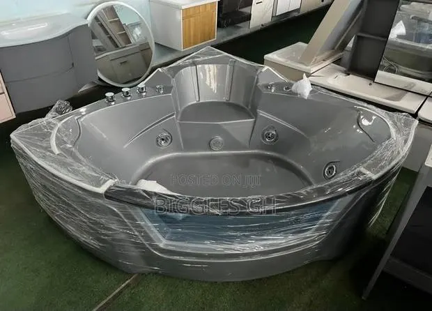 Jacuzzi Bathtub · Photo 1