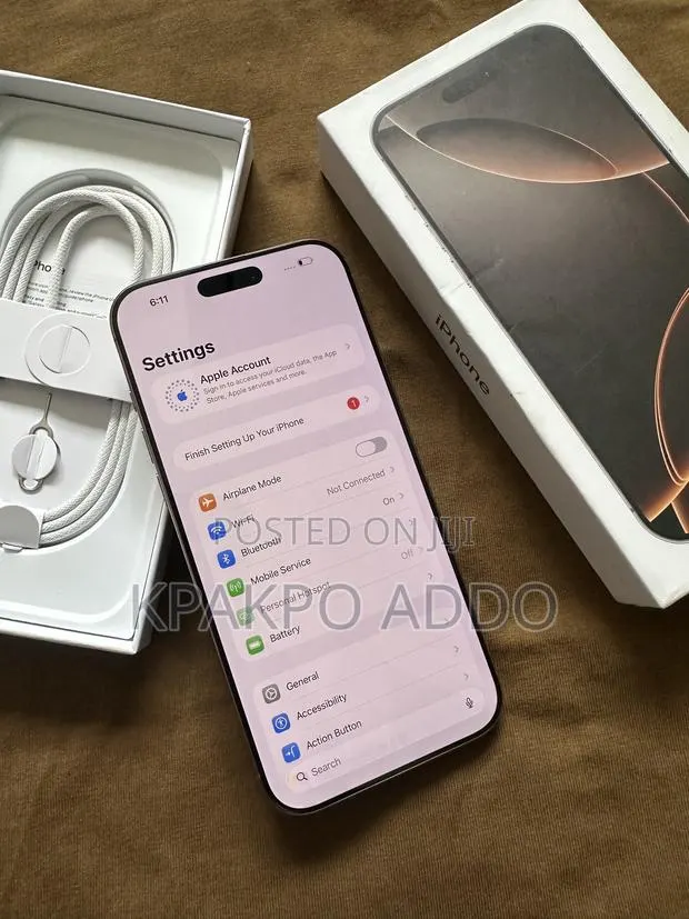Apple iPhone 16 Pro Max 256 GB Gold · Photo 1