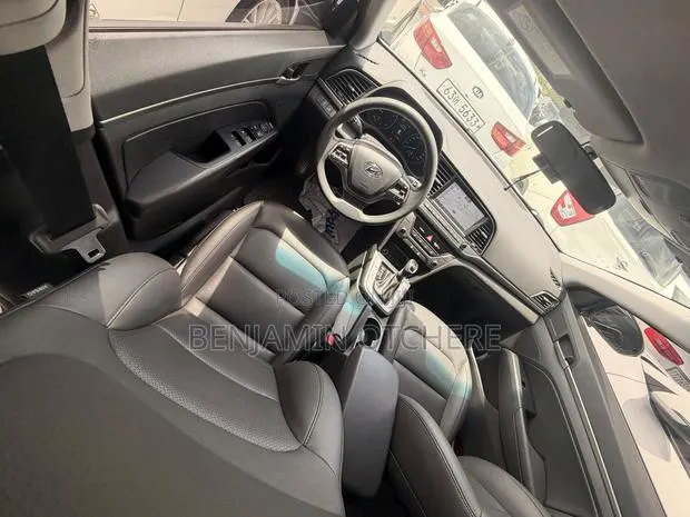 Hyundai Avante 2018 White · Photo 1