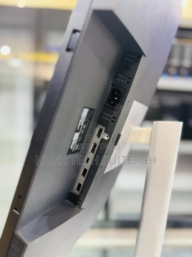 27’’ Dell Usb-C Ips Uhd Wide Display Available · Photo 2