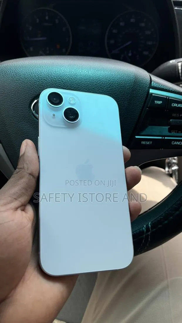 New Apple iPhone 15 128 GB Silver · Photo 1