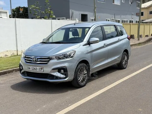 Toyota Rumion 1.5 FWD 2023 Silver · Photo 1