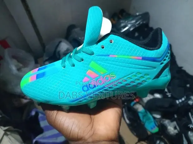 Kids Football Boots Size 30-39 · Photo 1