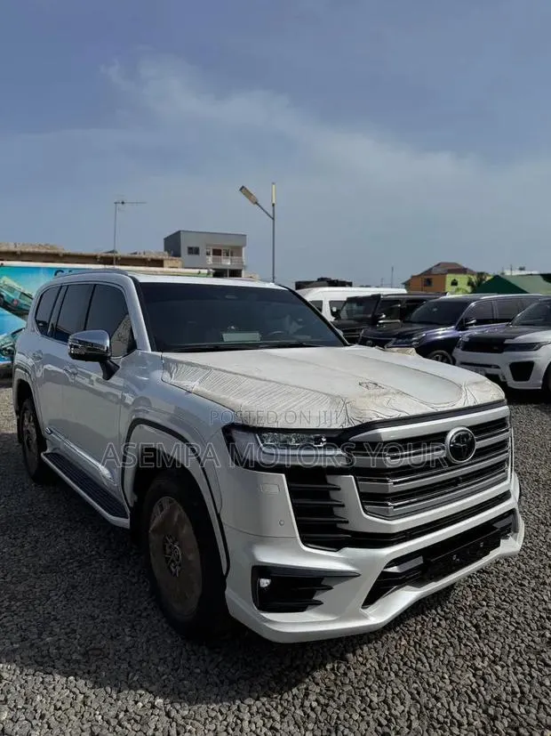 New Toyota Land Cruiser LC300 2025 White · Photo 1