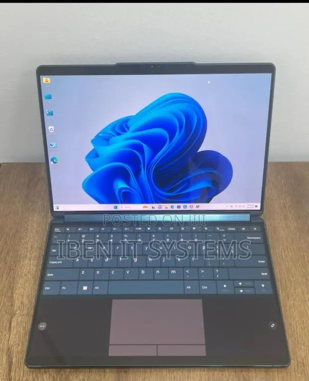 Laptop Lenovo Yoga Book 9i 16GB Intel Core i7 SSD 1T · Photo 1