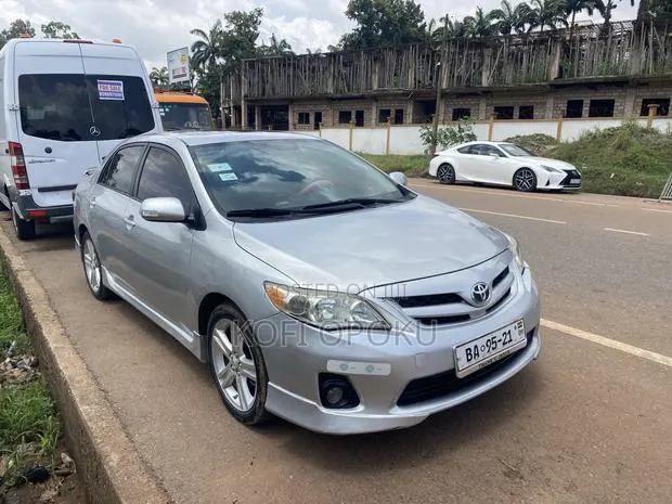 Toyota Corolla 2013 Silver · Photo 1