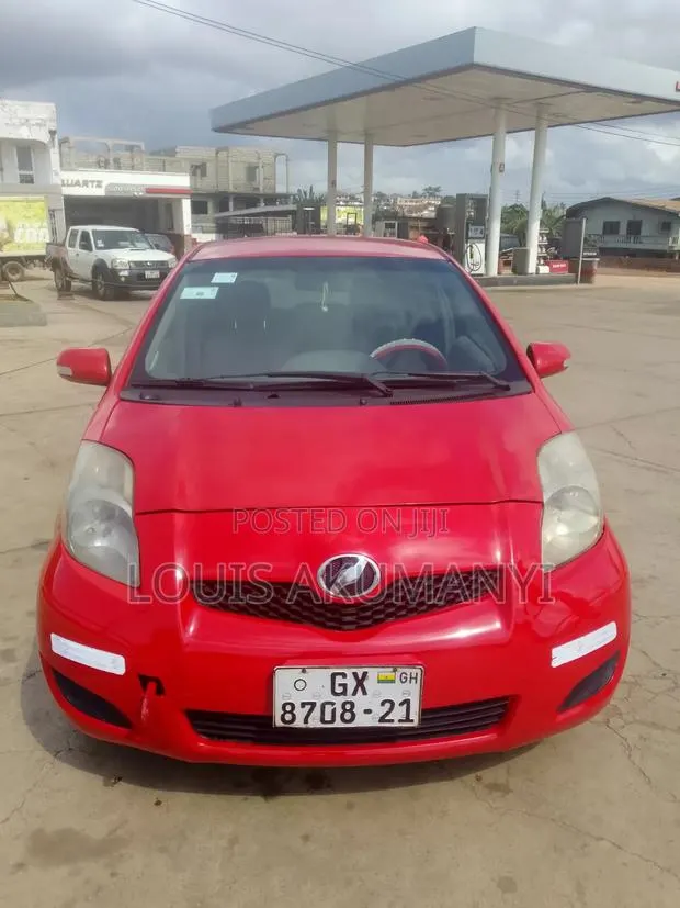 Toyota Vitz 1.3 FWD 5dr 2010 Red · Photo 1