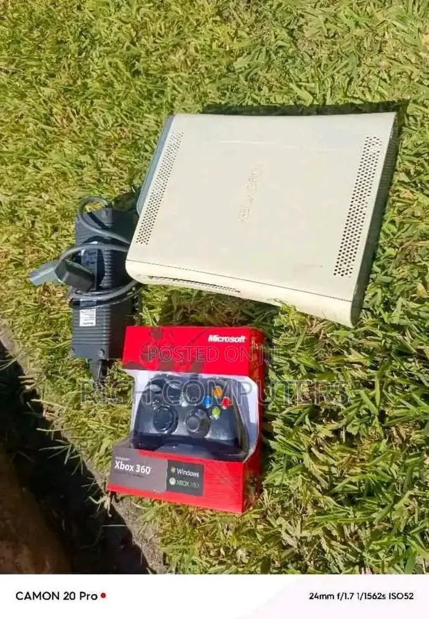 White Xbox 360 Slim · Photo 1