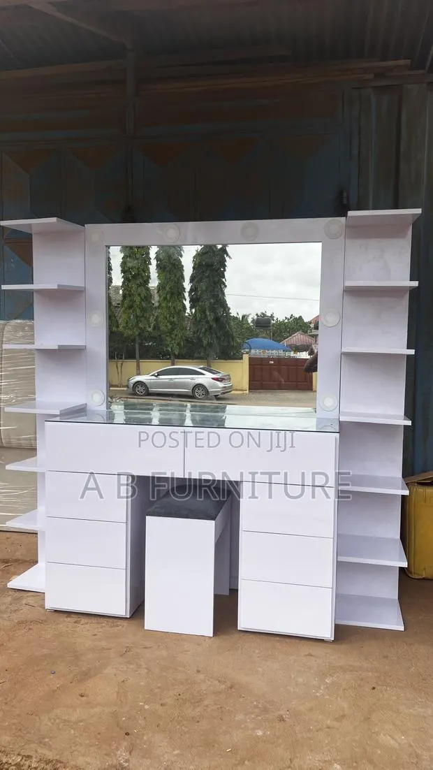 Dressing Mirror With 2 Shelves · Photo 1