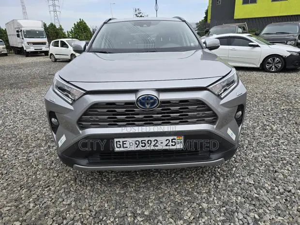 Toyota RAV4 XLE 2021 Gray · Photo 1