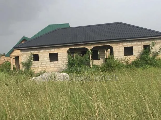 Uncompleted 2chamber and Hall on Quarter Plot at Kotoku · Photo 1