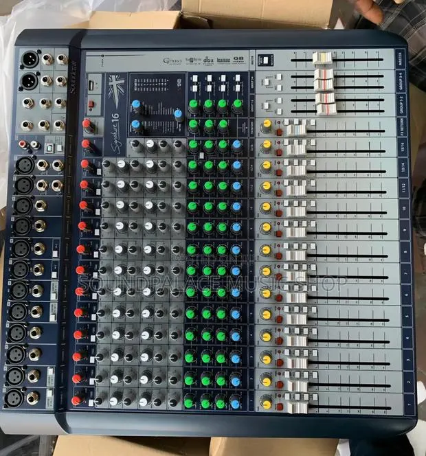Soundcraft Signature 16 Compact Analog Mixer · Photo 1