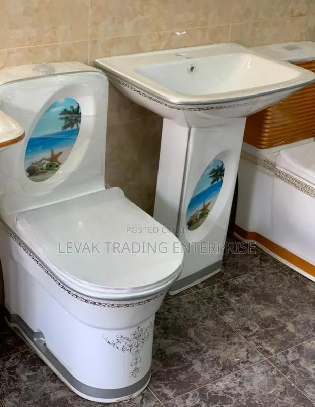 Gold Water Closet, Golden Toilet Seat · Photo 1
