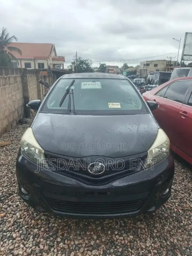 Toyota Vitz 1.3 FWD 5dr 2013 Black · Photo 1