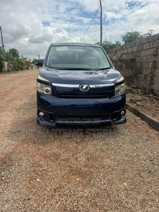 Toyota Voxy V 4WD 8-Seater 2011 Black · Photo 1