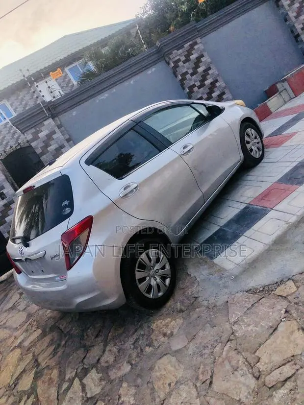 Toyota Vitz 2011 Gray · Photo 1