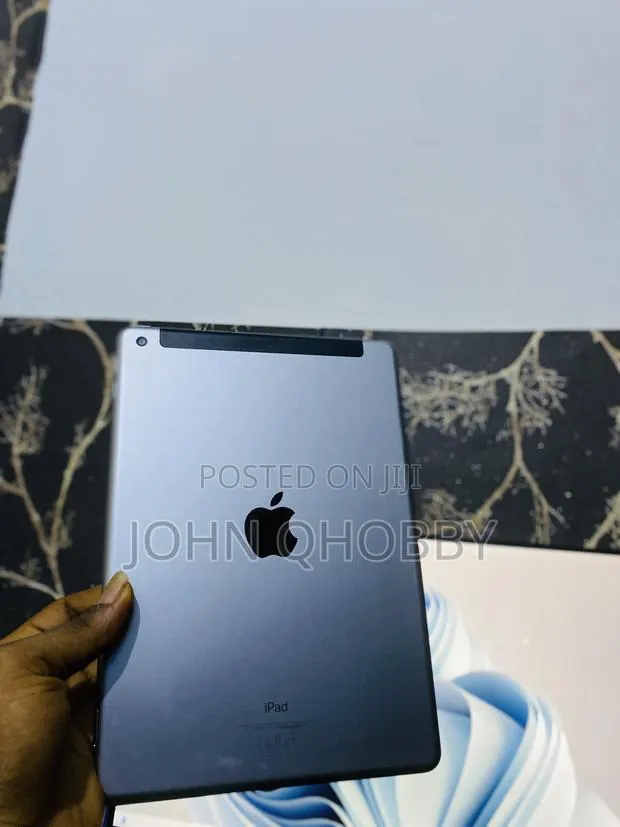 Apple iPad 9.7 32 GB Gray · Photo 1