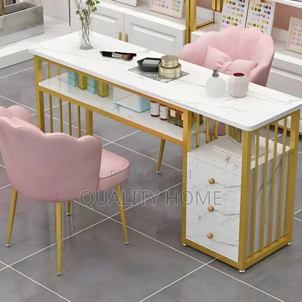 Manicure / Nail Tech Table · Photo 1