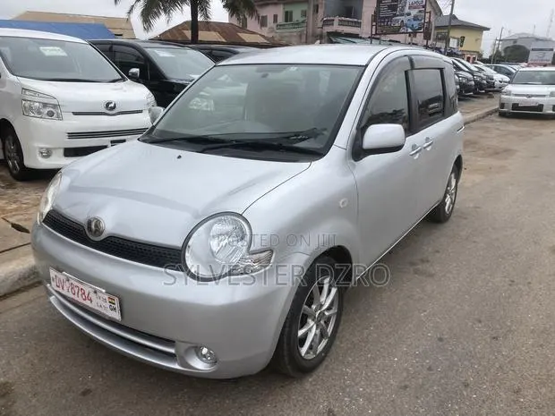 Toyota Sienta 2012 Silver · Photo 1