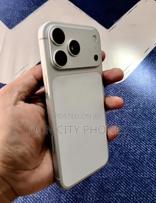 Apple iPhone 17 Pro Max 256 GB Silver · Photo 1