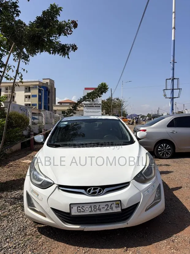 Hyundai Elantra SE 4dr Sedan (1.8L 4cyl 6A) 2014 White · Photo 1