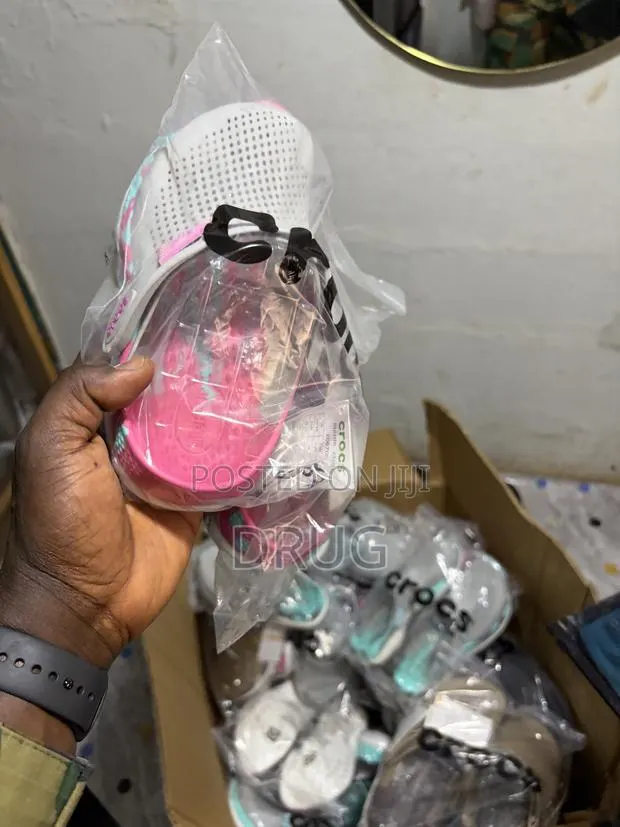 Unisex Crocs · Photo 3