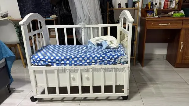 Baby Crib With Mattress, Net and Drawers · Photo 3
