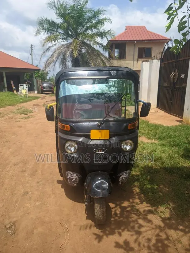 Bajaj 2025 Black · Photo 1