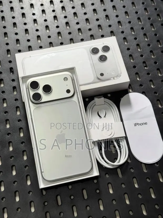 Apple iPhone 17 Pro Max 256 GB White · Photo 1