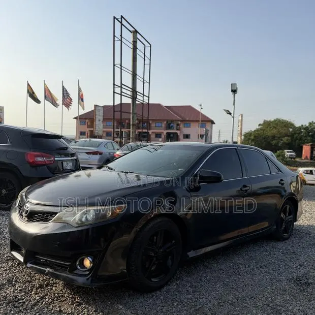 Toyota Camry XLE 4dr Sedan (2.5L 4cyl 6A) 2014 Black · Photo 1