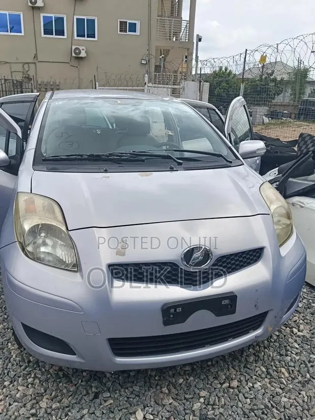 Toyota Vitz 1.3 AWD 5dr 2010 Gray · Photo 4