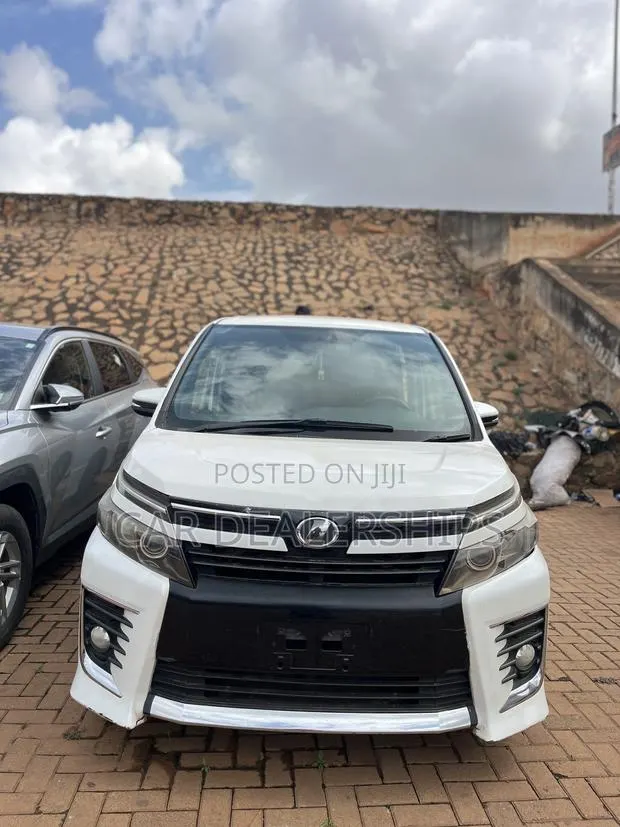 Toyota Voxy 2015 White · Photo 1