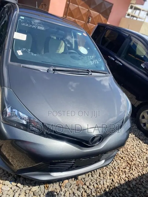 Toyota Vitz 2015 Gray · Photo 1