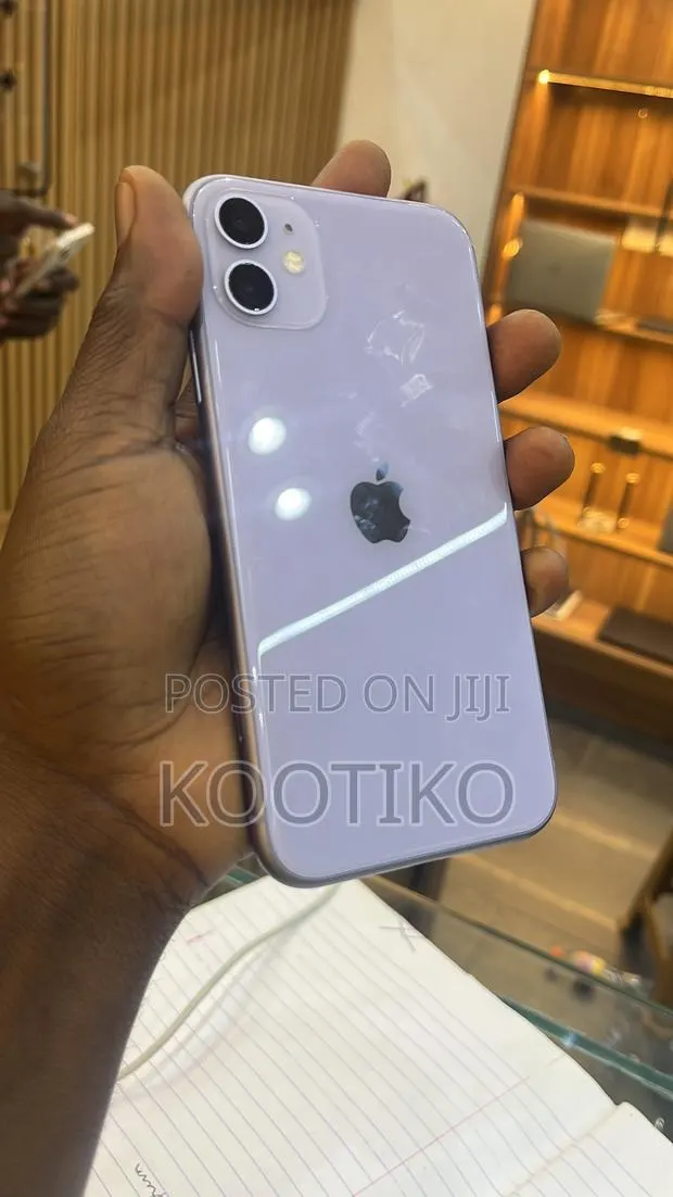New Apple iPhone 11 128 GB Green · Photo 1