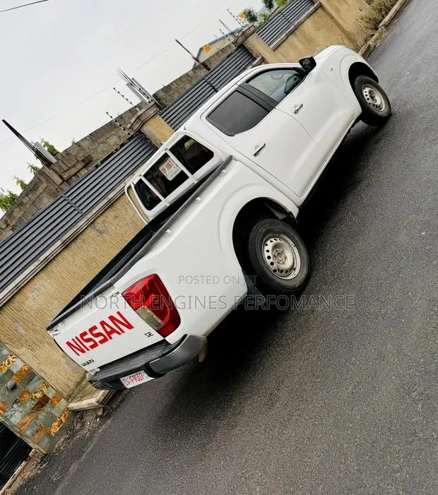 Nissan Navara 2017 White · Photo 1