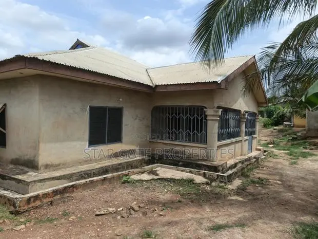 6bdrm House in Ejisu Dwenease, Kumasi Metropolitan for sale · Photo 1