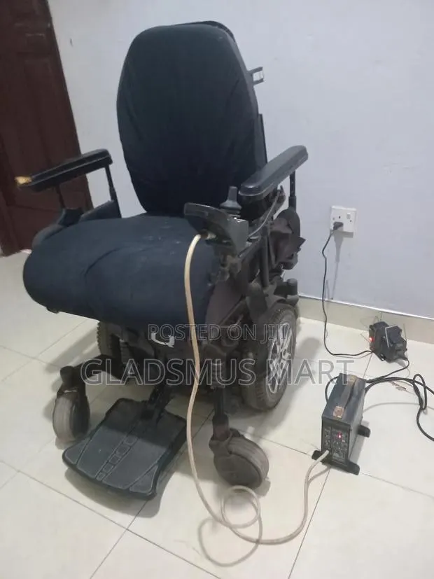 Quantum I Level Power Wheelchair · Photo 1