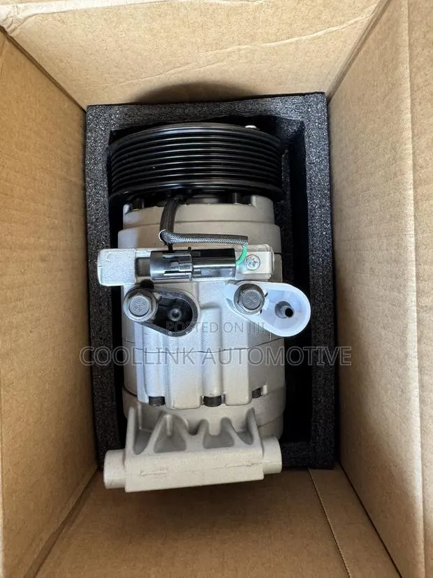 Hyundai County AC Compressor · Photo 1