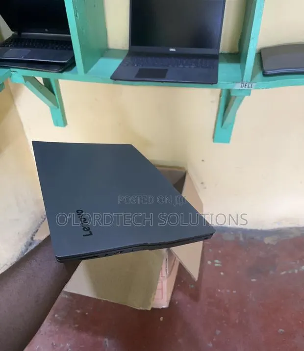 Laptop Lenovo V130-15IKB 8GB Intel Core i5 HDD 500GB · Photo 1
