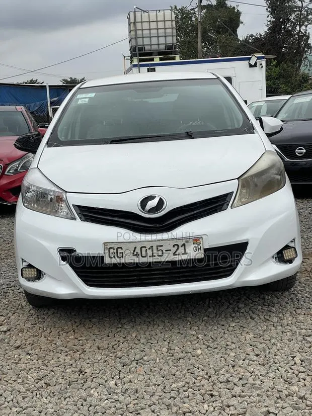 Toyota Vitz 2012 White · Photo 1