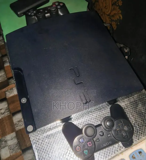 Ps3 With 2 Controllers · Photo 1