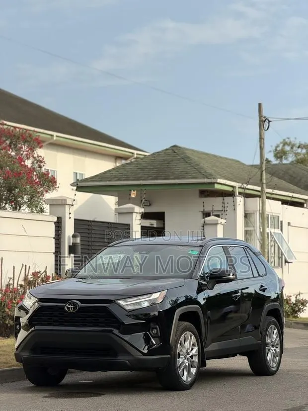 Toyota RAV4 XLE 2022 Black · Photo 1
