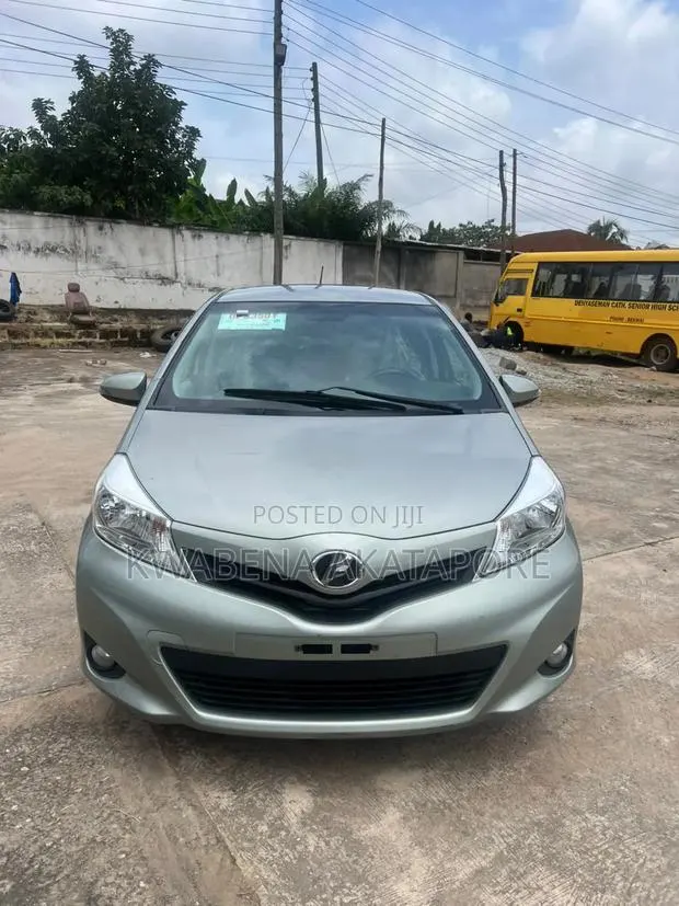 Toyota Vitz 1.5 FWD 5dr 2014 Green · Photo 1