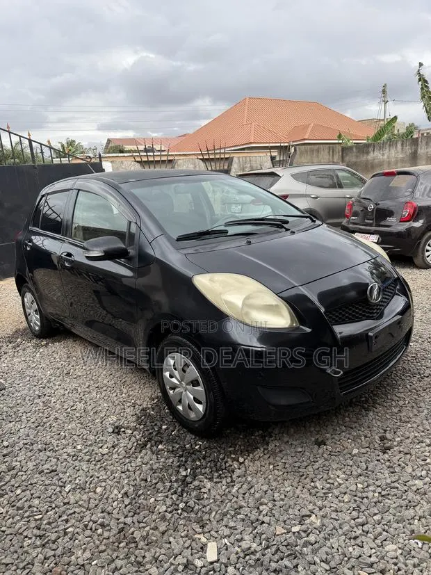 Toyota Vitz 1.3 AWD 5dr 2010 Black · Photo 2