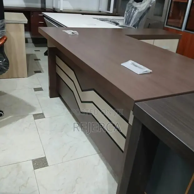 Exexecutive L Shaped Desk · Photo 1