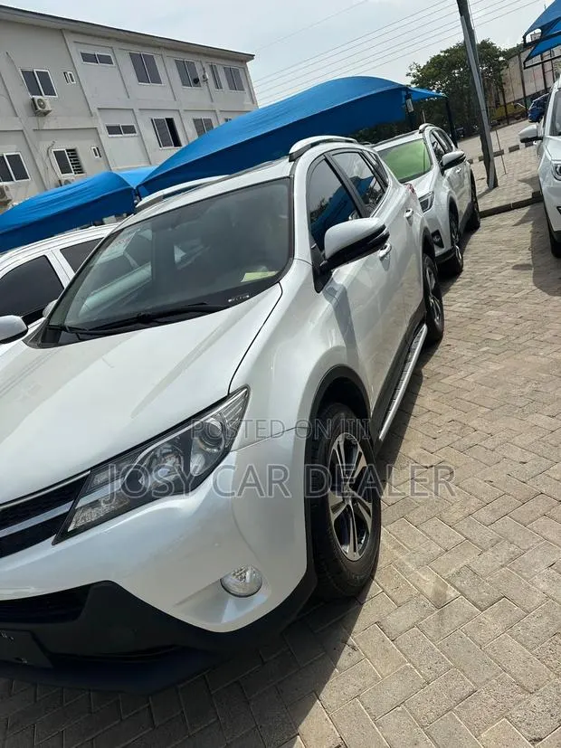 Toyota RAV4 LE FWD 2019 White · Photo 1