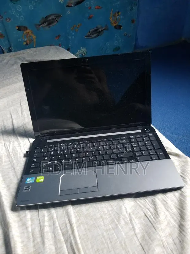 Laptop Toshiba Satellite C55 8GB Intel Core i5 HDD 256GB · Photo 1