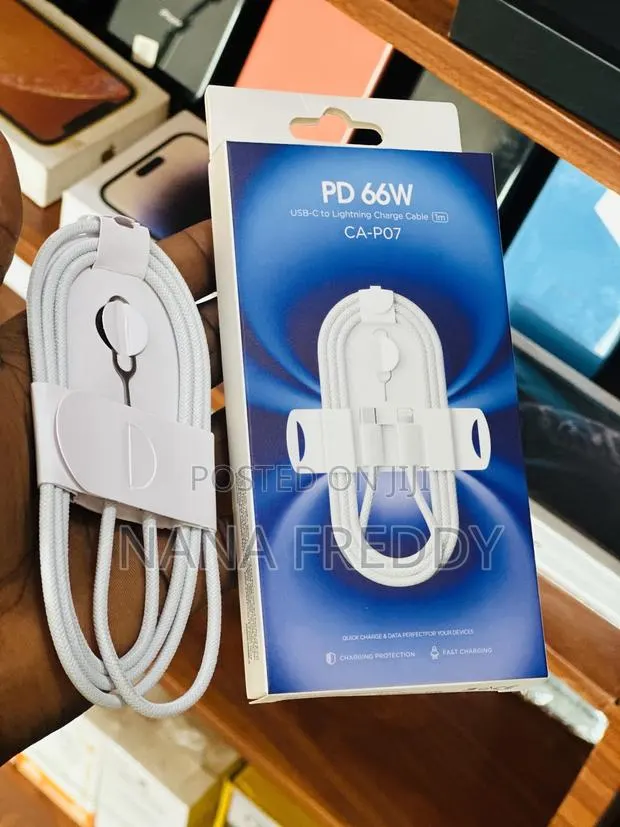 USB -C to Lightning Charge Cable 1m · Photo 1